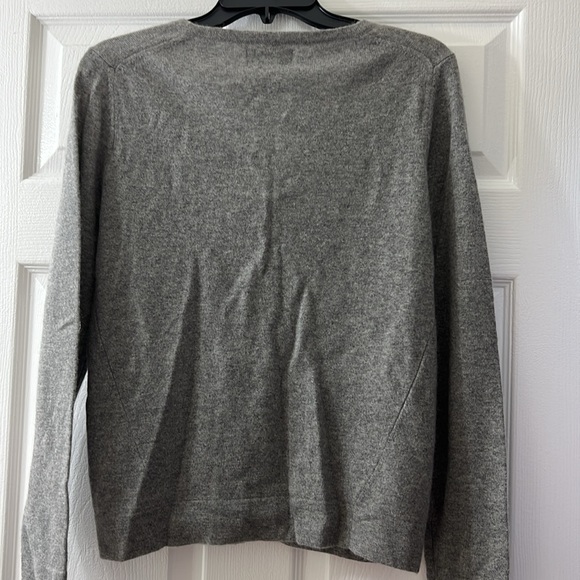 Medium Gray Sutton Studio by Bloomingdale’s cashmere sweater - Picture 2 of 7